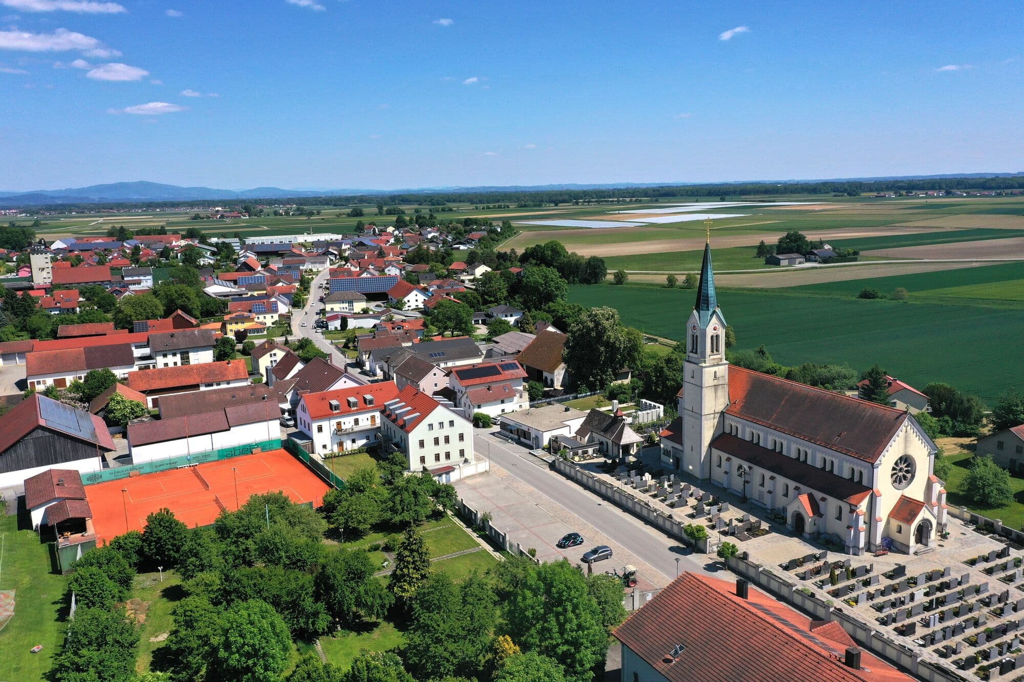 Luftaufnahme der Gemeinde Otzing mit Kirche und Landschaft